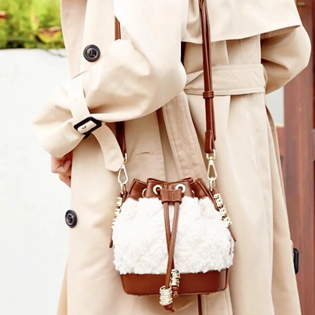 Fluffy Crossbody Bucket Bag for Women Fleece Purse Handbags for Girls Faux Leather Shoulder Bag with DrawString