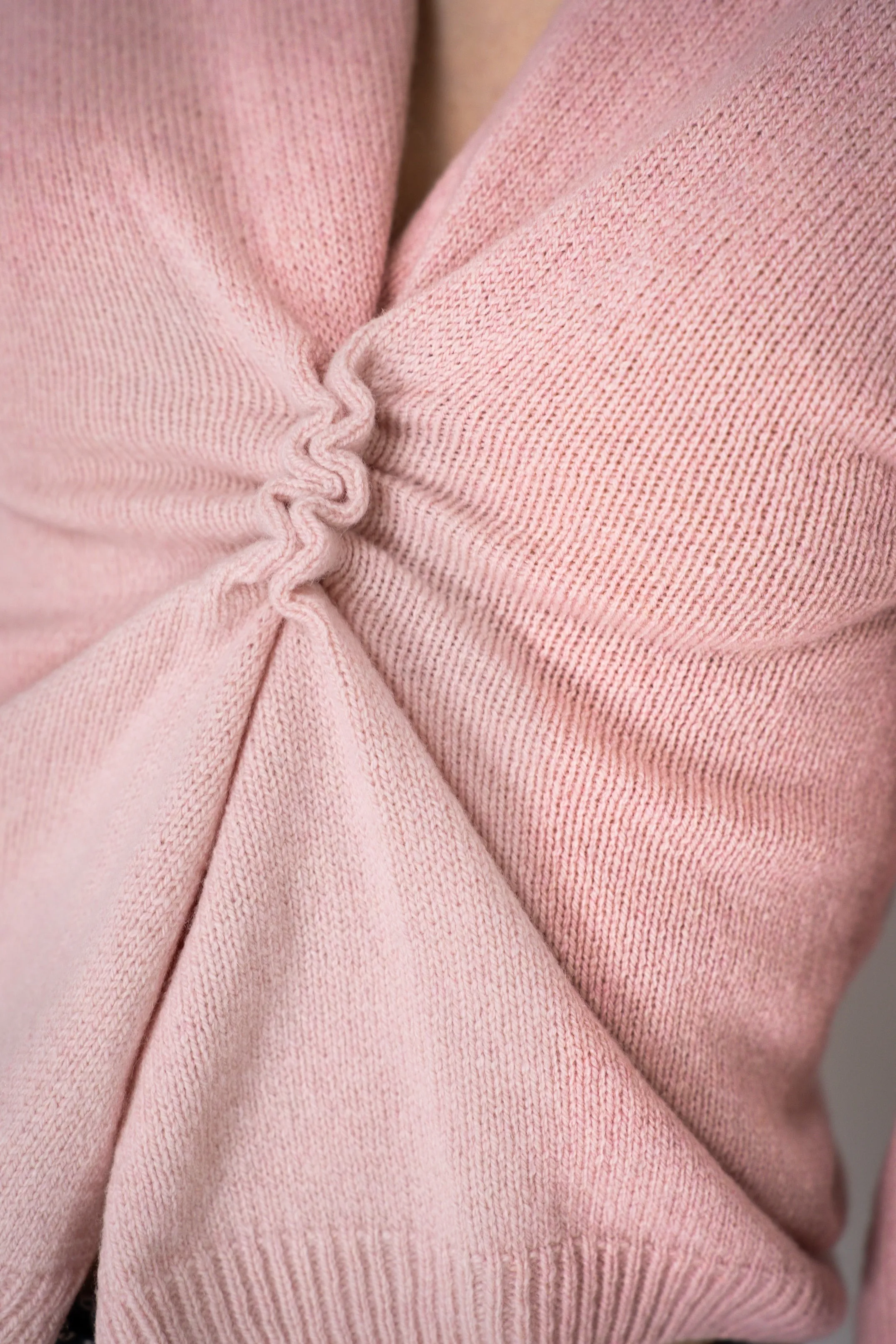 Philosophy di Lorenzo Serafini Cashmere Pullover with Pin Brooch in Dusty Pink